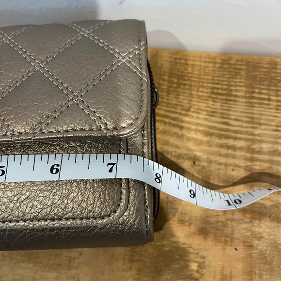 Wrangler‎ metallic quilted crossbody bag with guitar type strap NWOT - Picture 9 of 10